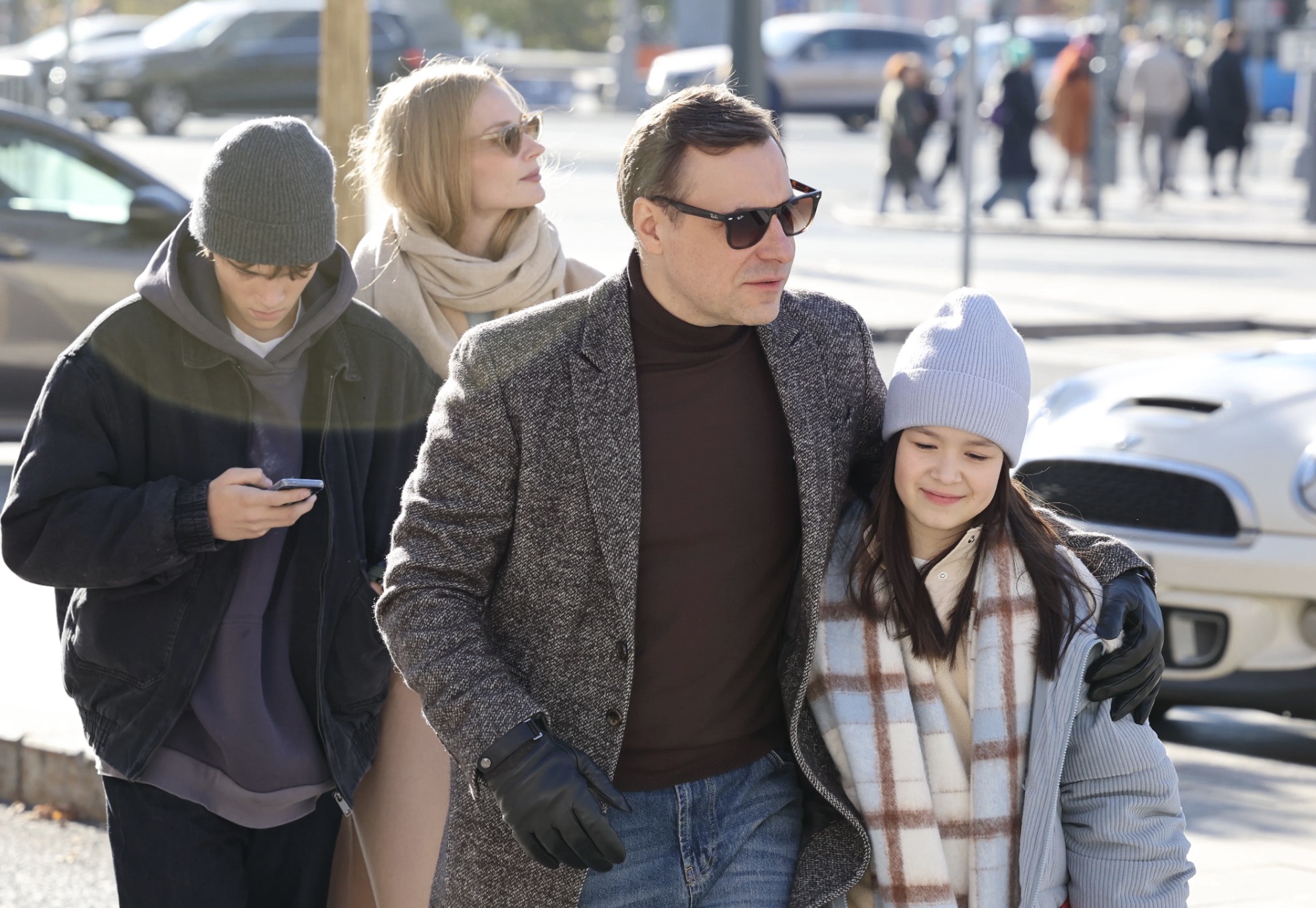 В фильме Тины Барклая «Жемчуг» семья с Рублевки удочеряет девочку из Ханты-Мансийска, мечтающую побывать в Индии, и помогает ей осуществить ее заветное желание. Фото со съемок фильма «Жемчуг»