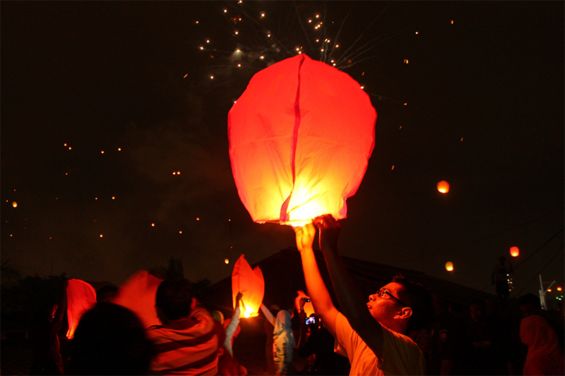 Жители города Сурабая в&nbsp;Индонезии запускают в&nbsp;воздух фонарики&nbsp;&mdash;&nbsp;символ надежды на&nbsp;лучшее в&nbsp;новом году

