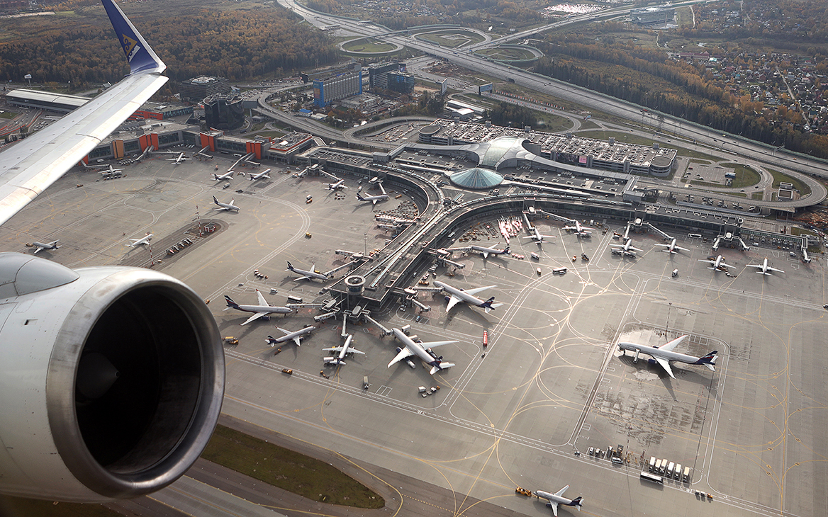 Летевший в Бангкок Boeing вернется в Москву из-за трещины в стекле
