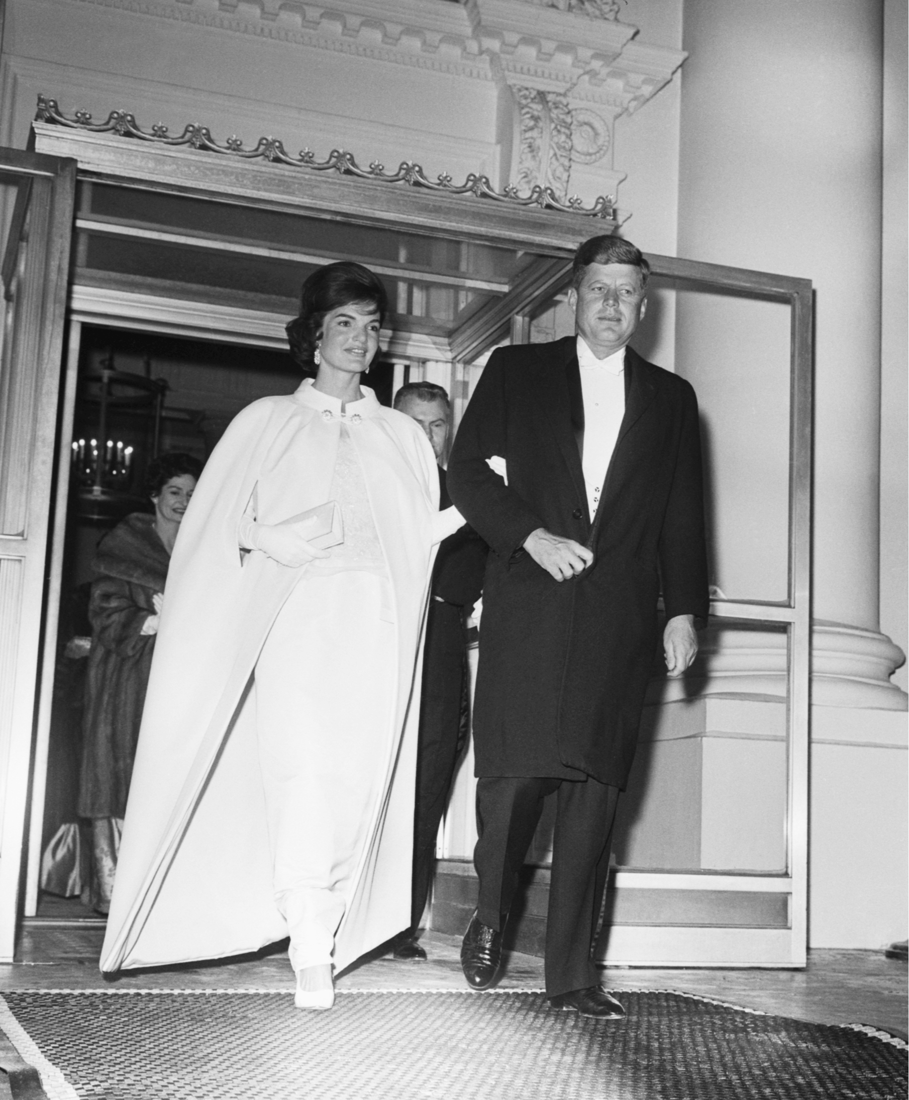 Жаклин Кеннеди в кейпе и платье Oleg Cassini и Джон Кеннеди, инаугурационный бал, 1961 год