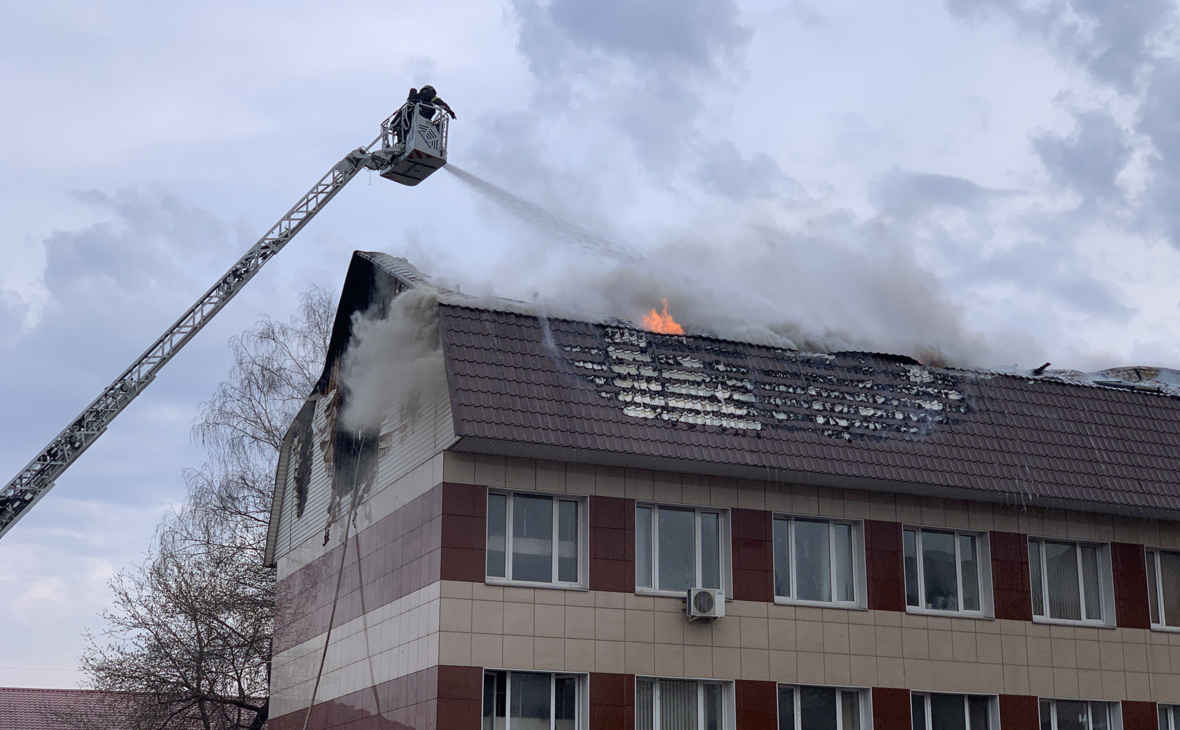 На юго-востоке Москвы загорелось здание рядом с бизнес-центром