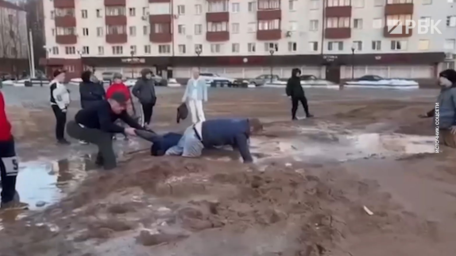 Дети провалились в болото в центре подмосковного Солнечногорска. Видео