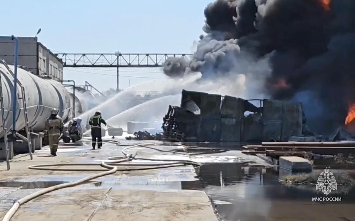 В Омске загорелись три емкости с нефтепродуктами