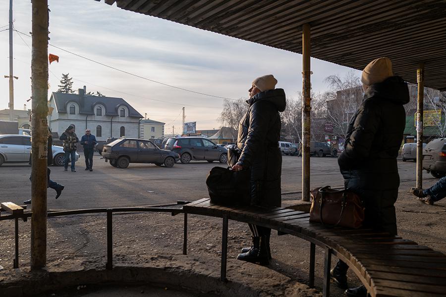 Люди ждут автобус на остановке в Константиновке