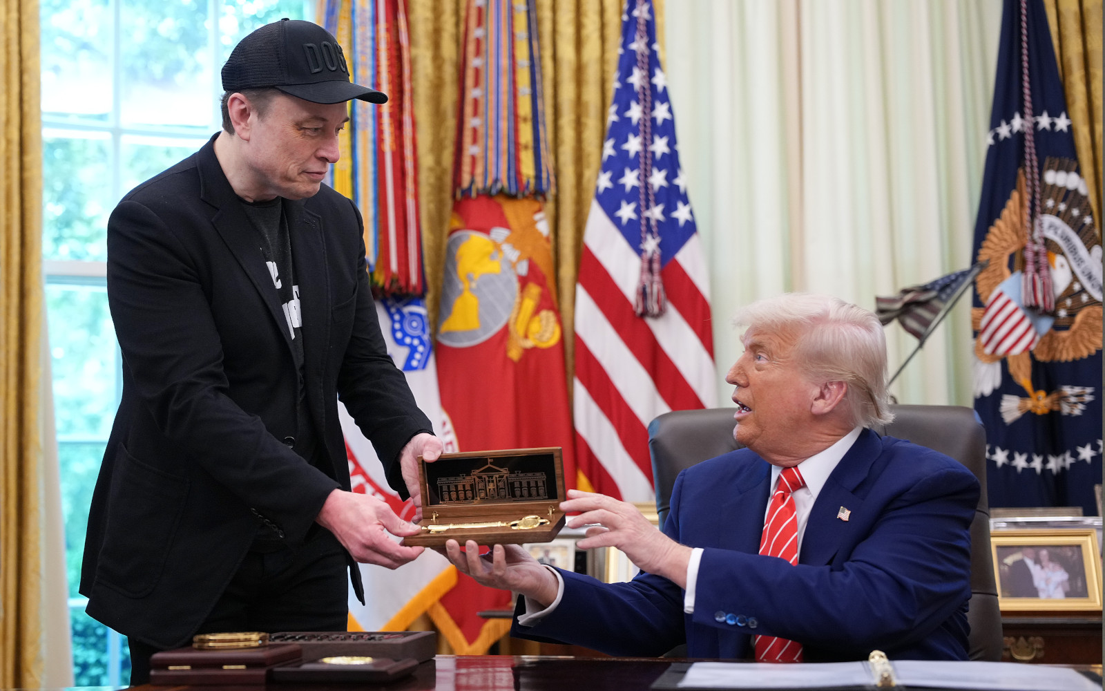 Президент США Дональд Трамп вручил Илону Маску золотой ключ от Белого дома