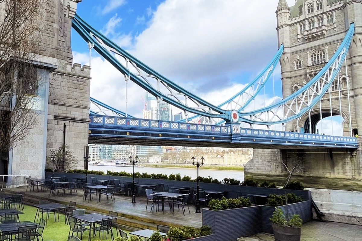 Паб The Vault 1894 расположен прямо под одним из символов Лондона — Тауэрским мостом, в одной из его опор