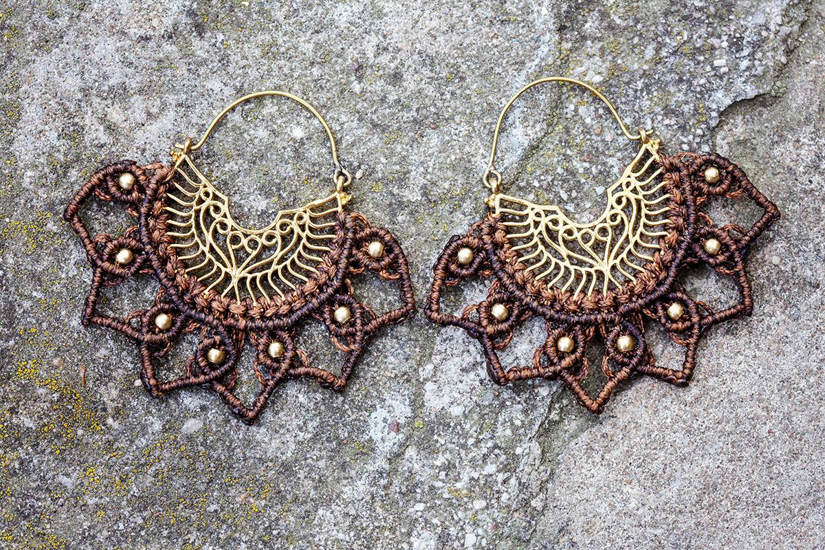 Украшения с макраме выглядят акцентно в образах за счет большого размера, необычной формы и интересных узоров