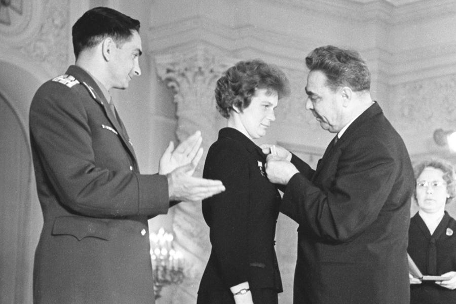 Валентина Терешкова во время вручения медали Золотая Звезда, 1963 год