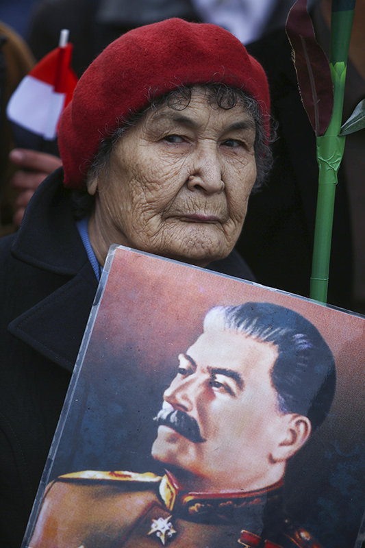 Участница первомайской демонстрации левых сил на Калужской площади