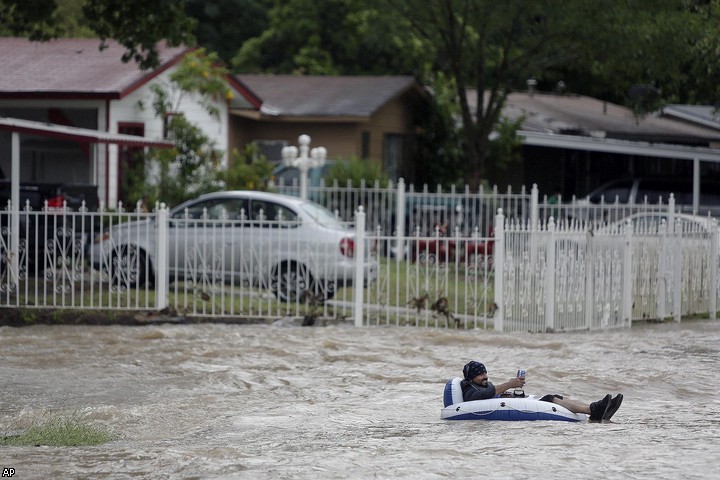 В результате наводнения в Техасе погибли два человека