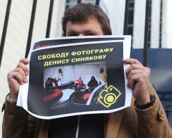 Сенатор В.Тюльпанов вступился за фотографа с судна Greenpeace Д.Синякова