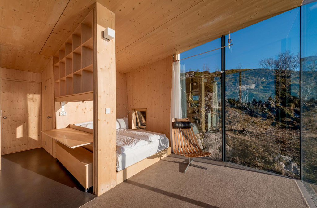 Отель расположен на живописном полуострове в коммуне Стейген на скалистых фьордах. В каждом номере есть ванная комната, душевая кабина, компактный обеденный стол и кровать, под которой предусмотрено место для хранения багажа
