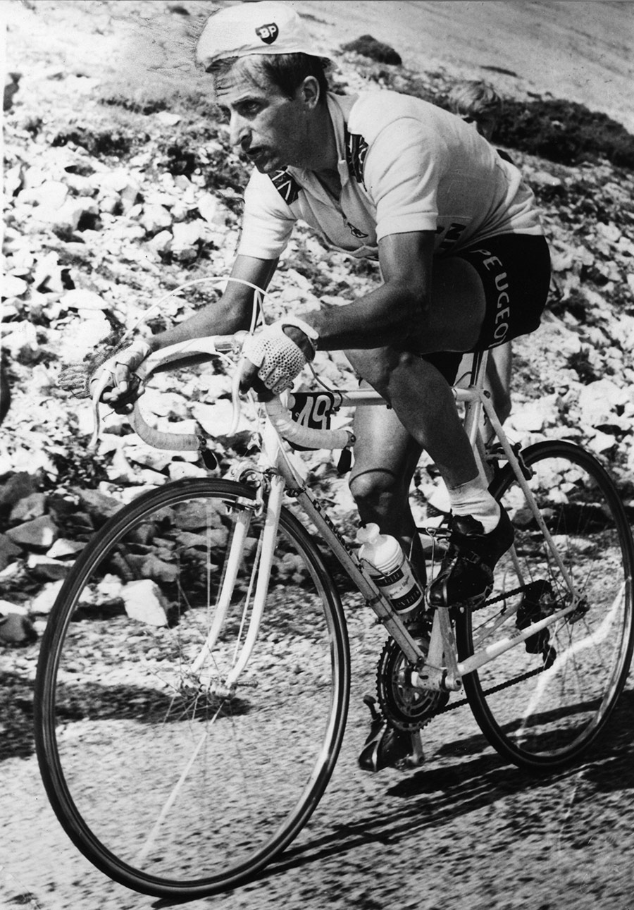 Борьба с&nbsp;допингом началась лишь&nbsp;во&nbsp;второй половине 1960-х после&nbsp;резонансного инцидента с&nbsp;ведущим британским велогонщиком Томом Симпсоном  (на фото). 13 июля 1967 года на&nbsp;13-м этапе велогонки &laquo;Тур&nbsp;де&nbsp;Франс&raquo; во&nbsp;время подъема на&nbsp;гору Ванту Симпсон упал с&nbsp;велосипеда и&nbsp;скончался. Причиной смерти стала остановка сердца, вызванная употреблением амфетамина в&nbsp;сочетании с&nbsp;алкоголем на&nbsp;фоне большой физической нагрузки. При жизни Симпсон не&nbsp;скрывал, что&nbsp;употребляет амфетамины &laquo;для поддержания формы&raquo;.

Скандал вокруг&nbsp;гибели спортсмена привел к&nbsp;тому, что&nbsp;Международный олимпийский комитет (МОК) учредил комиссию по&nbsp;борьбе с&nbsp;допингом&nbsp;и&nbsp;составил первый список запрещенных для&nbsp;употребления спортсменами препаратов.
