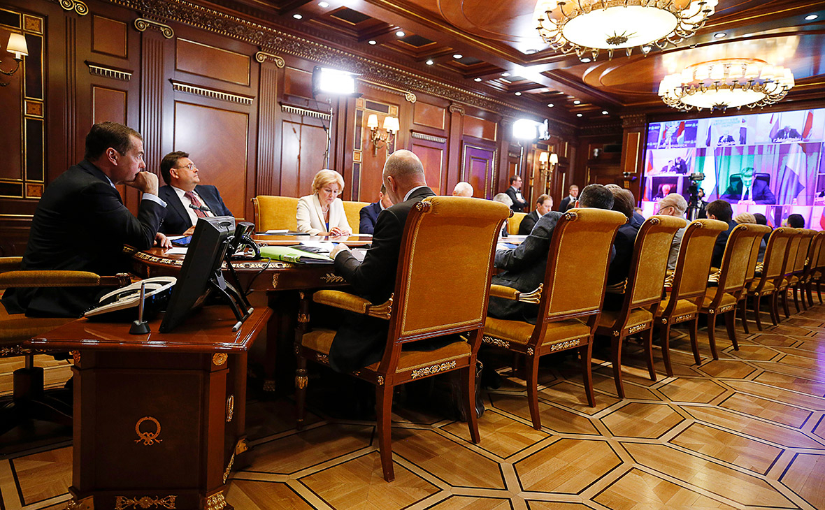 Дмитрий Медведев (слева) на заседании президиума Совета при президенте РФ по стратегическому развитию и национальным проектам