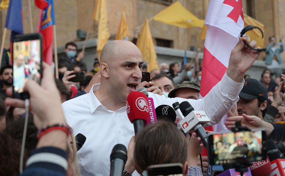Ника Мелия выступает на акции оппозиции в Тбилиси
