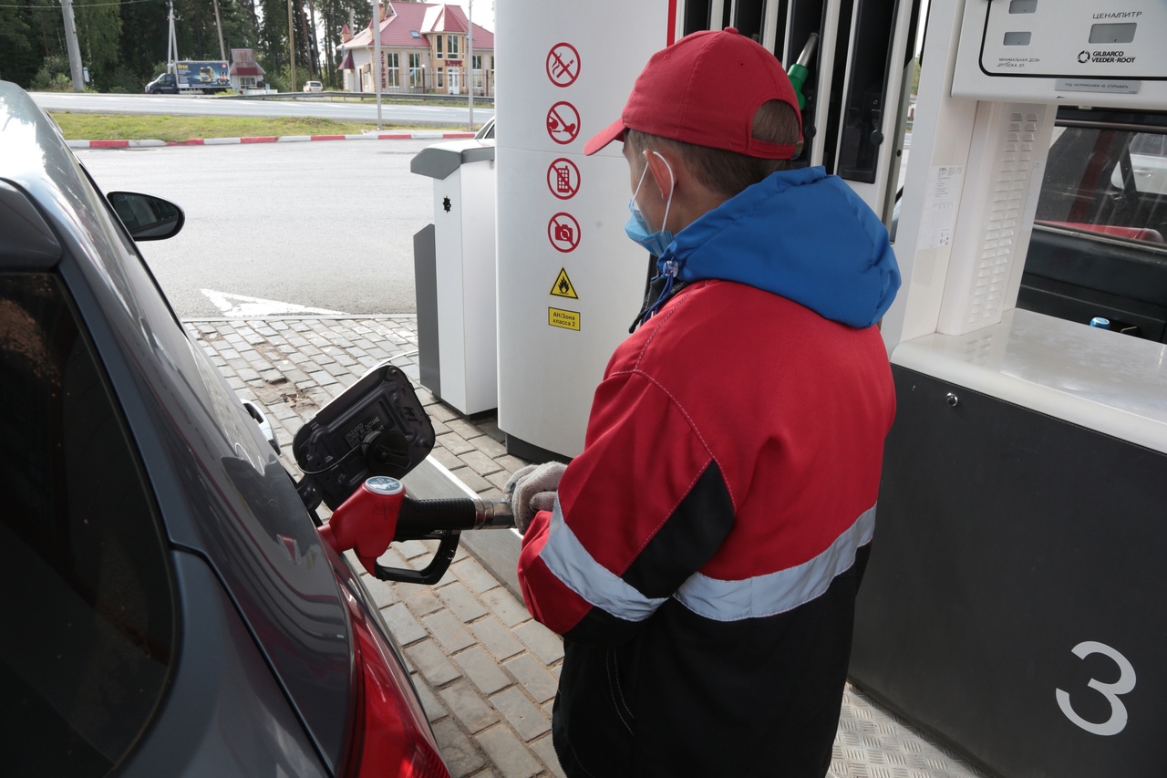 В Тюмени литр бензин в среднем стоит 50 рублеq