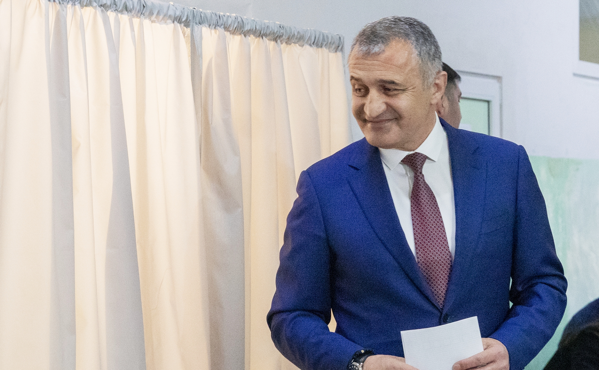 Президент Южной Осетии Бибилов заявил о выходе во второй тур на выборах"/>













