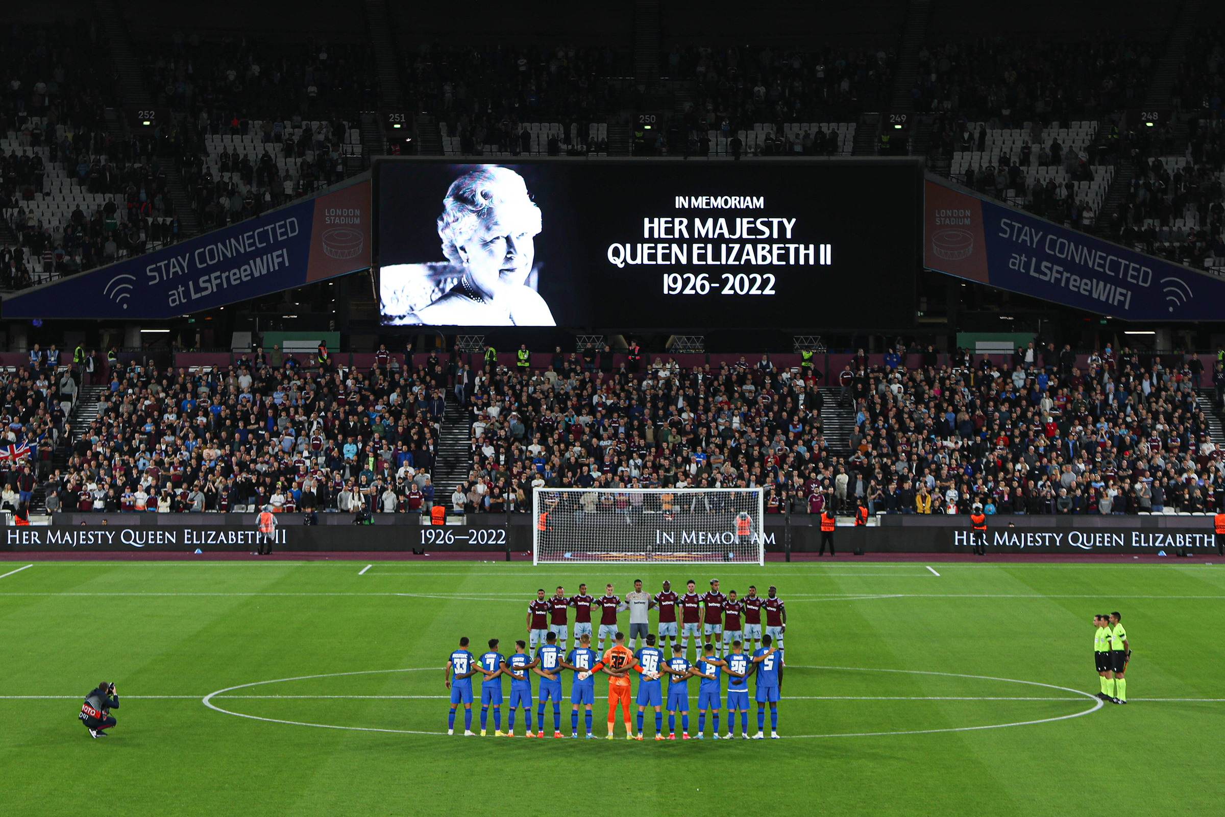 Минута молчания перед матчем Лиги конференций УЕФА на Лондонском стадионе между английским &laquo;Уэст Хэм Юнайтед&raquo; и румынским ФКСБ