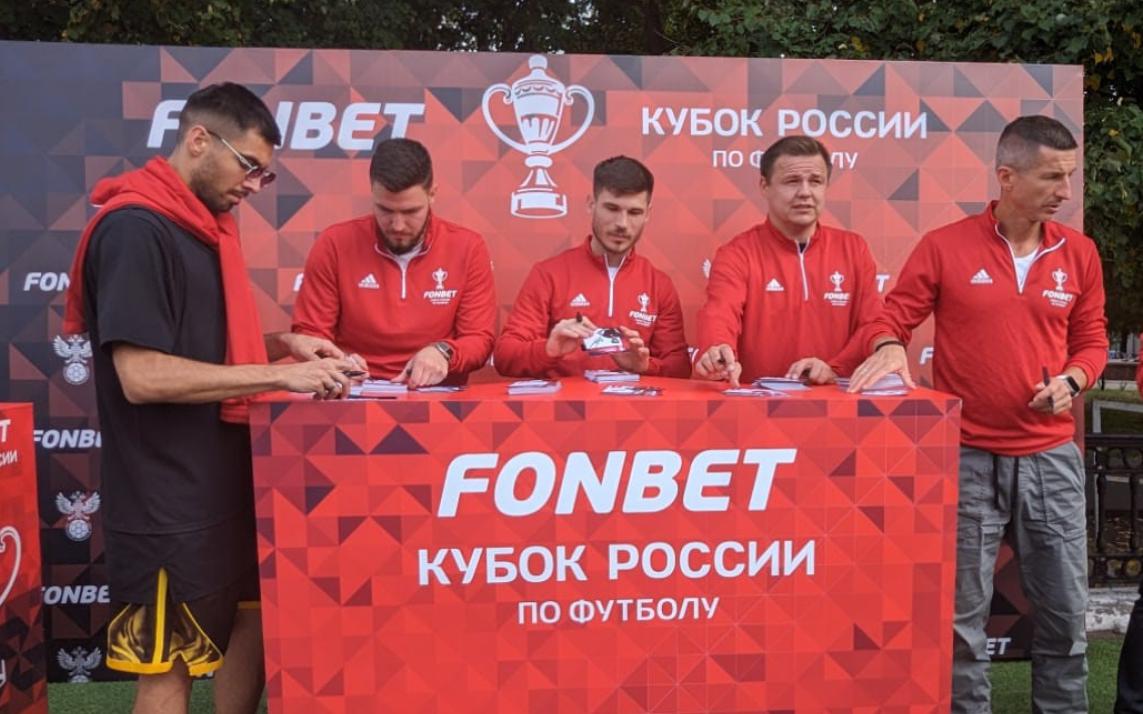 Звезды футбола вместе с трофеем Кубка России посетили Киров