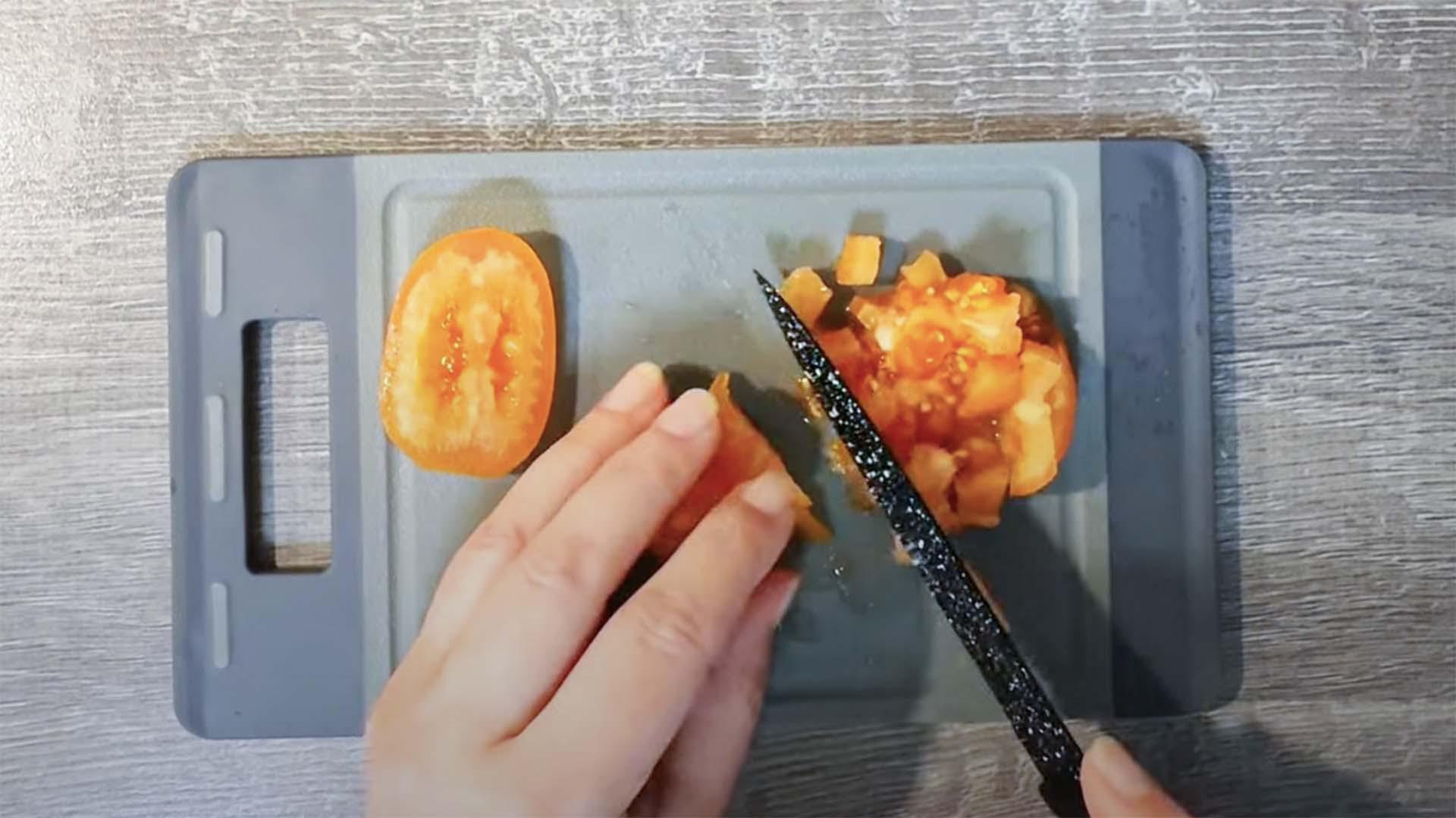Нарежьте овощи соломкой