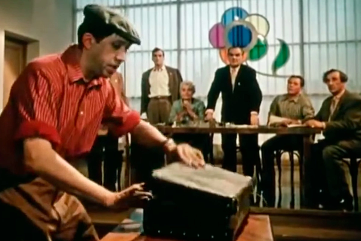 Юрий Никулин снялся в эпизодической роли в фильме «Девушка с гитарой», режиссер Александр Файнциммер, 1958 год