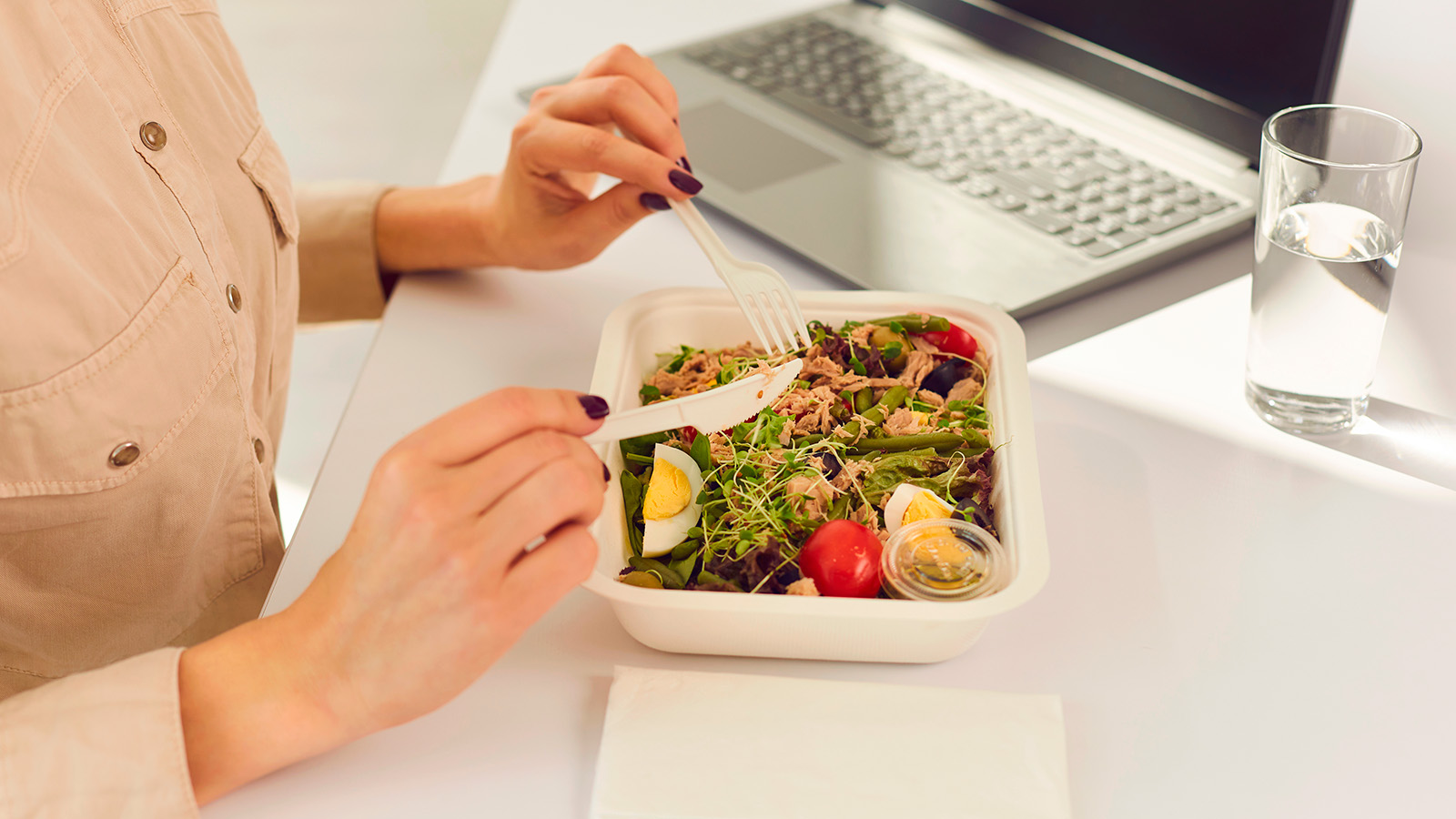 Можно ли есть на рабочем месте. Эксперт все объяснил