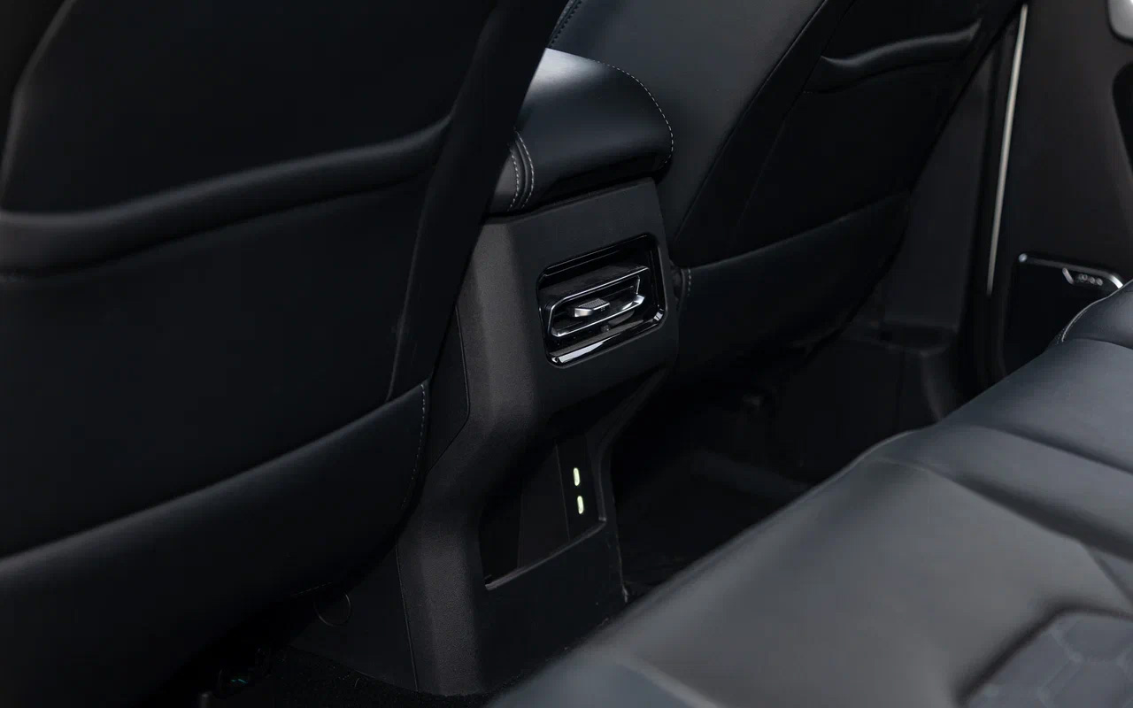 На второй ряд BAW 212 воздух тоже подается, причем не только через центральную решетку. Климатическая система в автомобиле настолько мощная, что добивает до задних седоков воздушными потоками от торпедо 