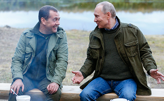 Премьер-министр России Дмитрий Медведев и президент России Владимир Путин (слева направо) во время отдыха на берегу озера Ильмень, 10 сентября 2016 года


