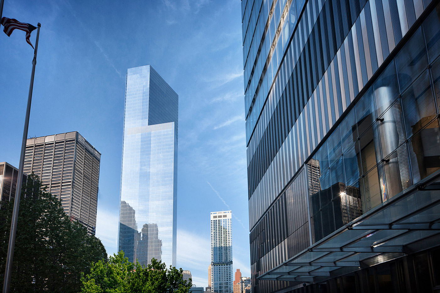 До 2001 года на&nbsp;Манхэттене уже существовало здание под&nbsp;названием 4 World Trade Center: так назывался построенный в&nbsp;1975 году девятиэтажный бизнес-центр, офисы в&nbsp;котором занимали Deutsche Bank и&nbsp;Нью-Йоркская торговая палата. Самолеты не&nbsp;врезались в&nbsp;этот дом во&nbsp;время террористической атаки 11 сентября 2001 года, однако&nbsp;обрушение соседних небоскребов привело к&nbsp;повреждениям здания и&nbsp;власти решили снести первый 4 World Trade Center
