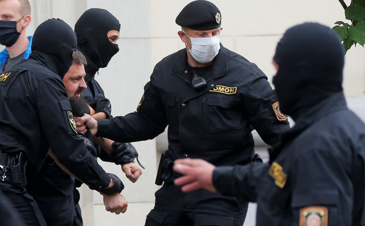Сотрудники правоохранительных органов задерживают человека у здания белорусской избирательной комиссии