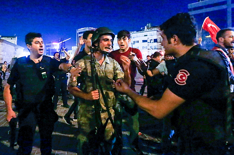 Полицейские разоружают солдат на площади Таксим в Стамбуле, 16 июля 2016 года