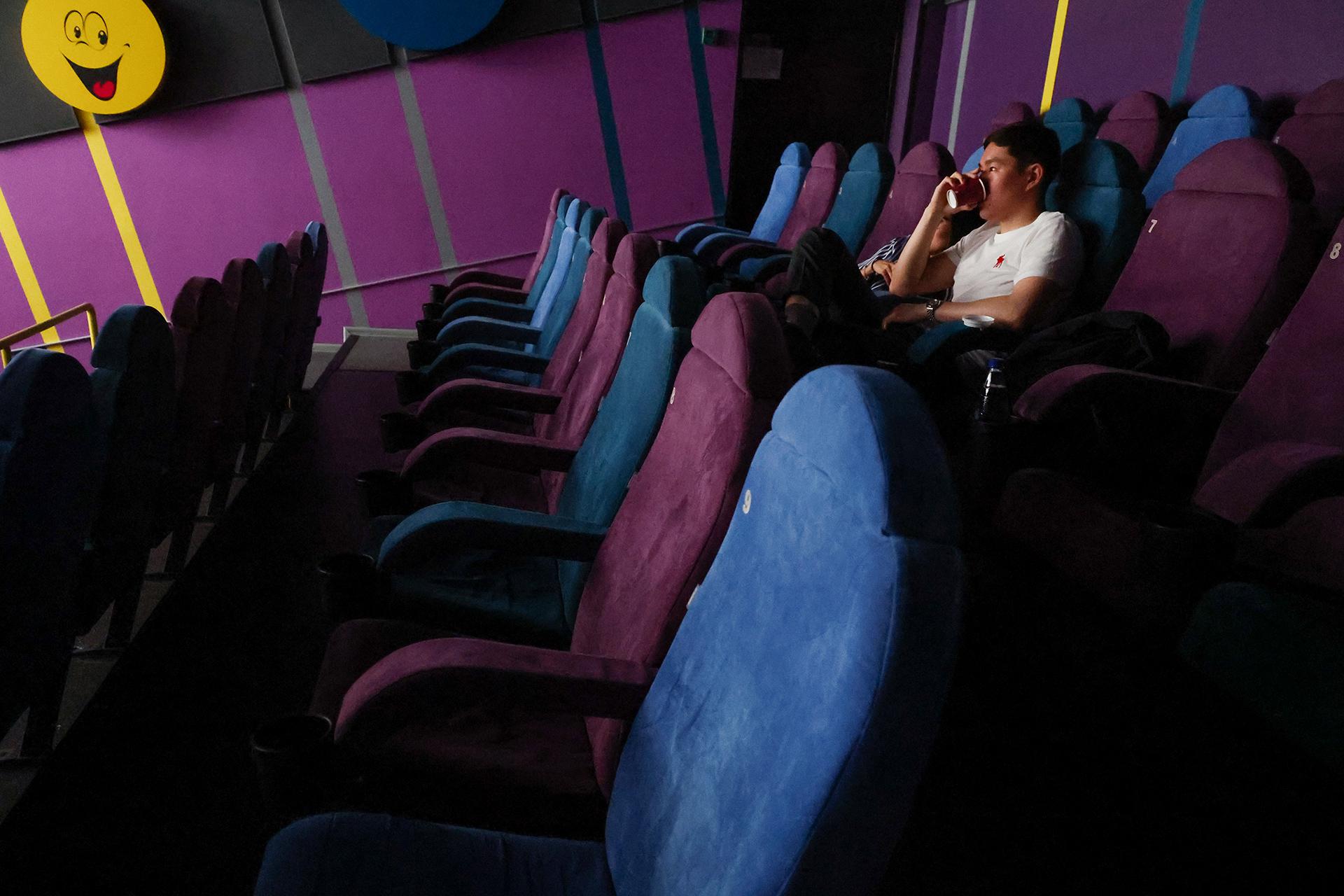 Зритель в пустом кинотеатре