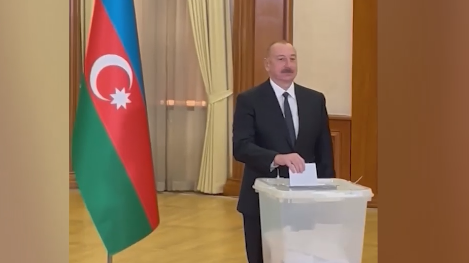 Алиев проголосовал на выборах президента Азербайджана в Карабахе