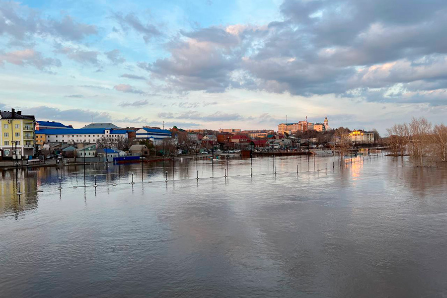 На фото&nbsp;&mdash; набережная реки Урал, где вода поднялась до критической отметки 930&nbsp;см.