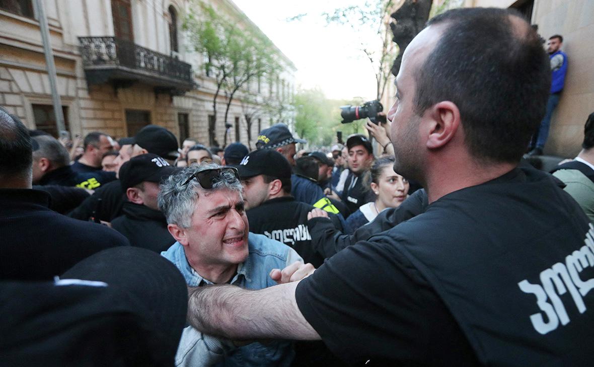 Силовики применили против протестующих в Тбилиси слезоточивый газ"/>













