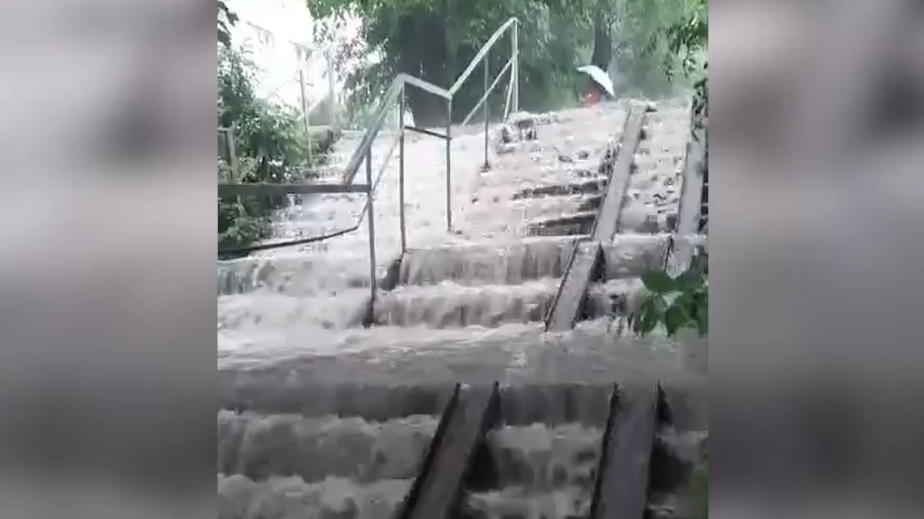 Жители в Омске катаются на водопадах в подземном переходе. Видео