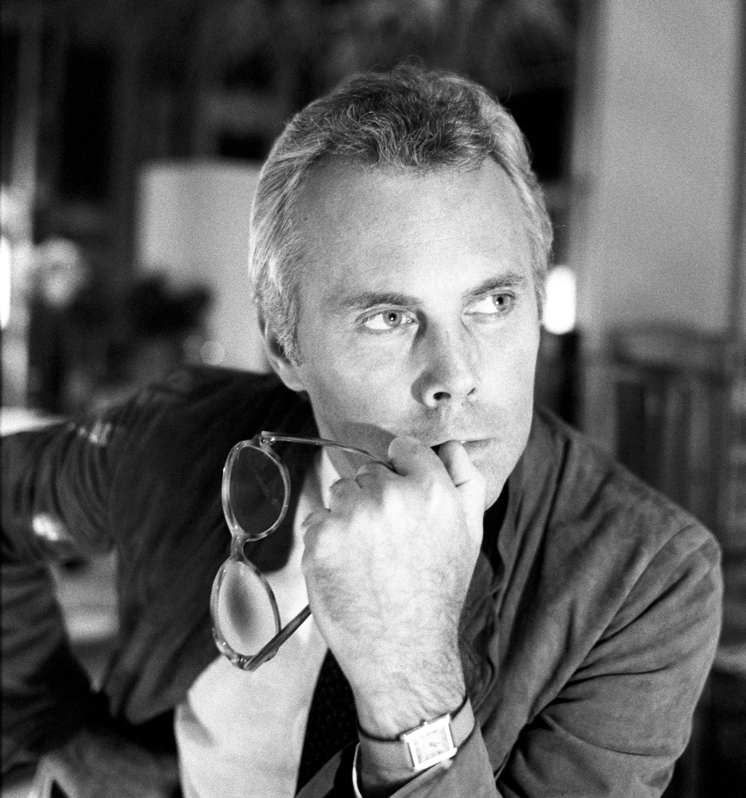 Для Джорджо Армани одежда не была ценностью сама по себе. &laquo;Элегантность для меня&nbsp;&mdash; это непринужденность и доброта,&nbsp;&mdash; говорил модельер.&nbsp;&mdash; Для меня совершенство в стиле&nbsp;&mdash; это когда наряд настолько великолепен, элегантен и точно подобран, что ты полностью забываешь о нем и сосредотачиваешься на человеке, который его носит&raquo;. В работе Армани старался относиться к вещам не как к ретрансляторам определенных идей, а как к объектам, которые связаны с телом и, следовательно, должны быть удобными и обеспечивать свободу движений.