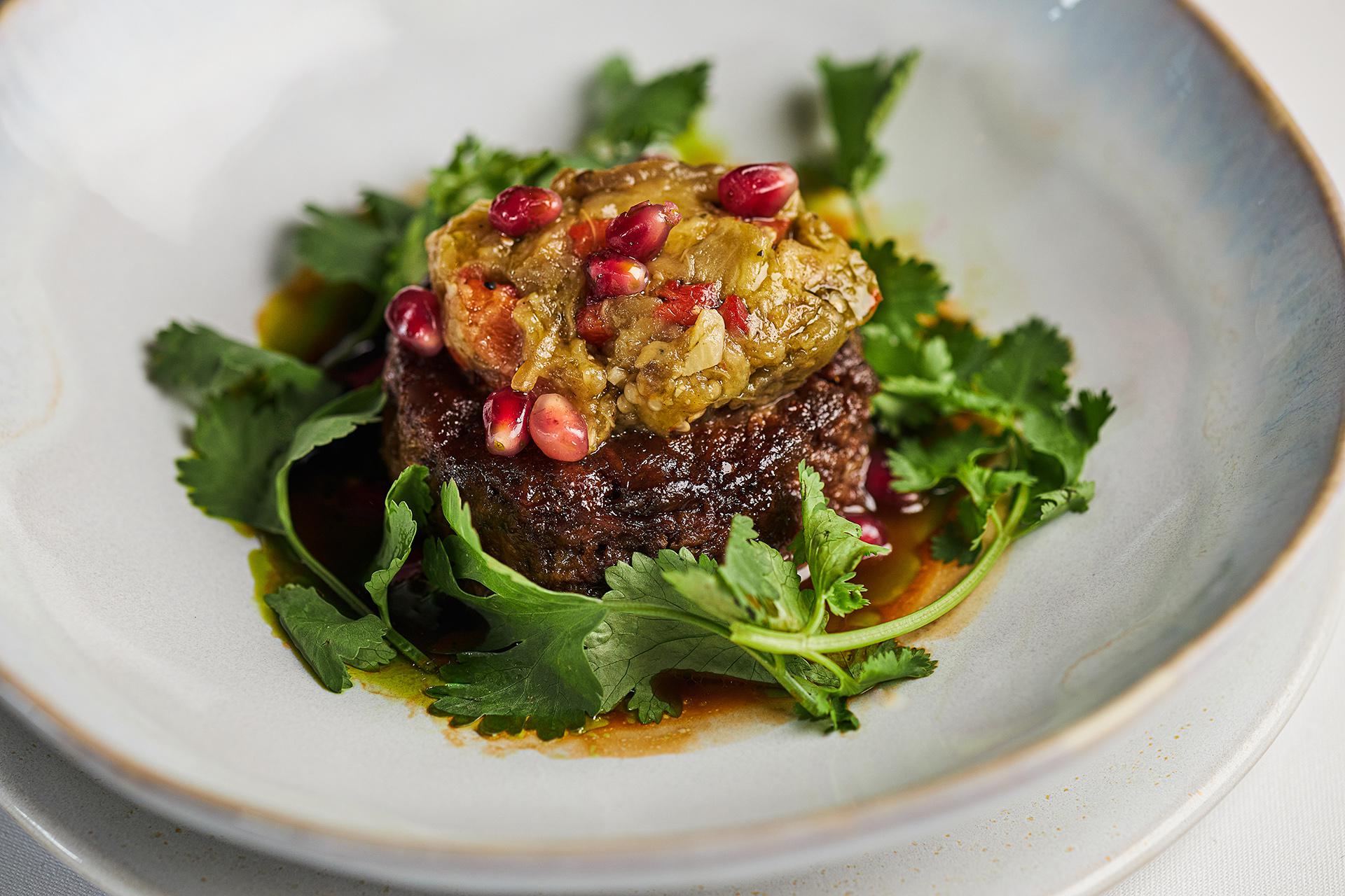 Тушеная грудинка с тартаром из баклажана в ресторане «Сыроварня»