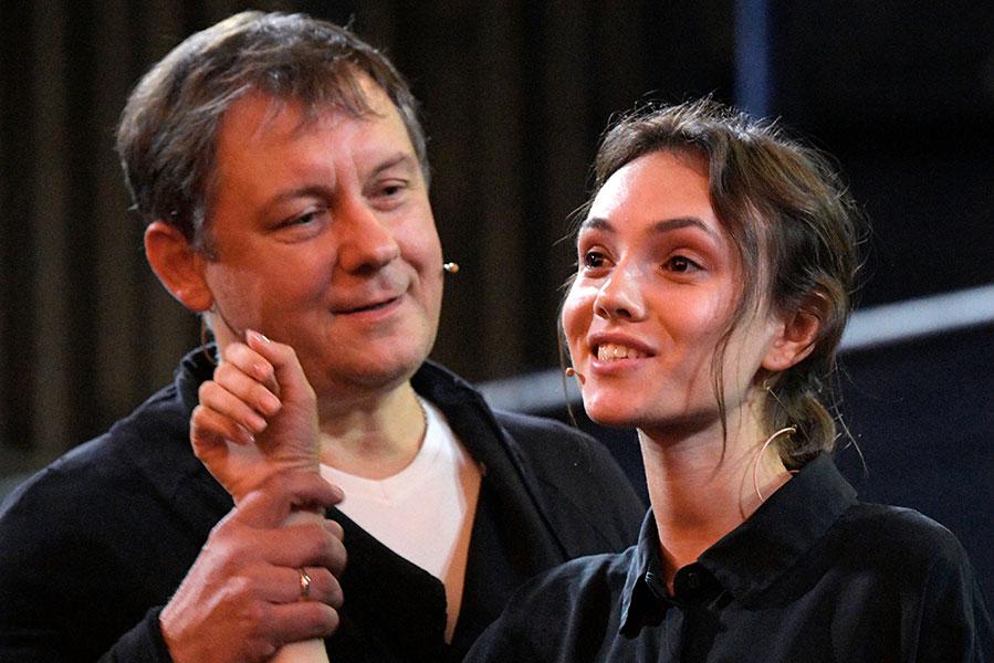 Олег Филипчик и Стася Милославская на репетиции спектакля &laquo;Дачники&raquo; по пьесе М. Горького в постановке Евгения Марчелли в театре имени Ермоловой в Москве, 2020 год