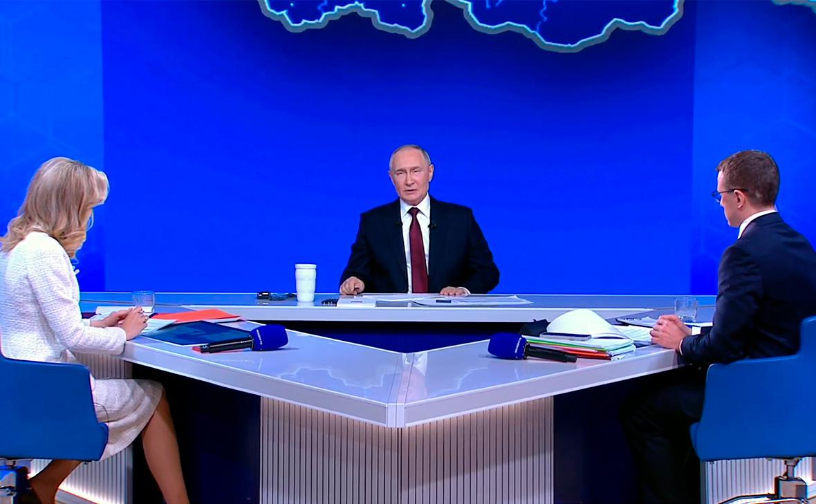 Фото: Трансляция прямой линии президента России Владимира Путина