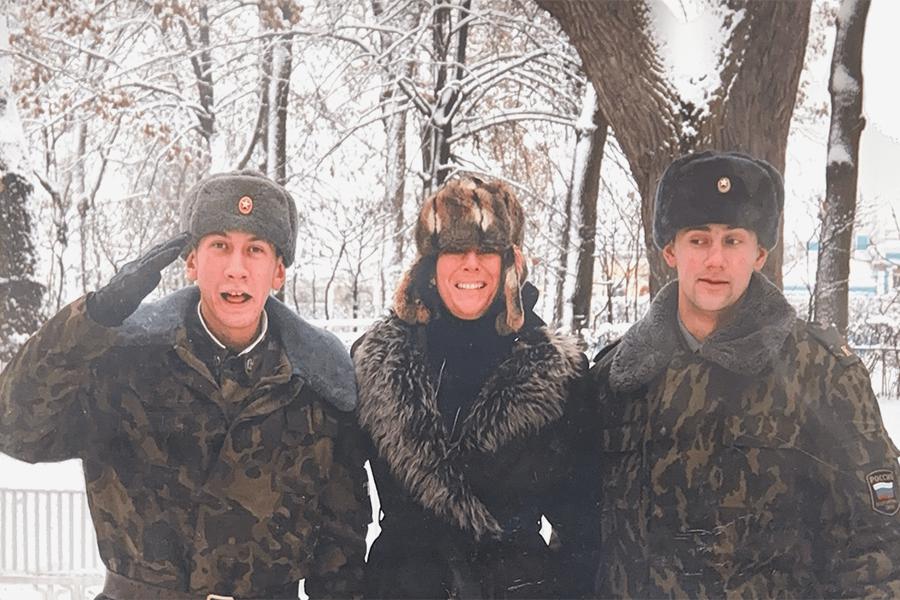 Гислейн Максвелл с мужчинами в российской военной форме