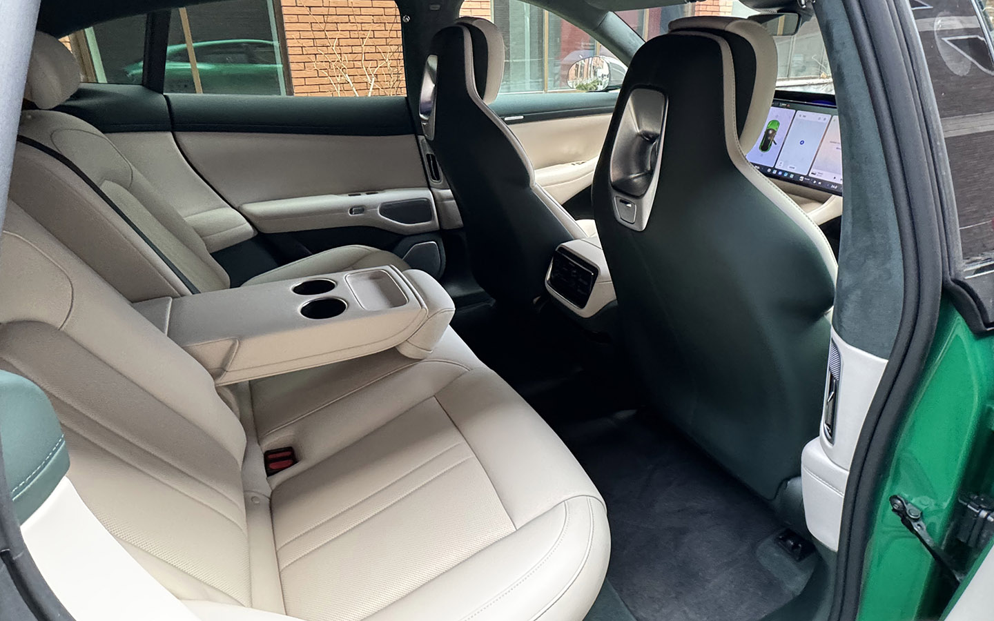 Места сзади достаточно. Но удивляет: места под экраны есть, а самих мониторов нет