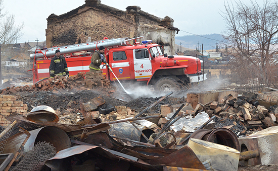 Сотрудники МЧС ликвидируют последствия пожаров в Хакасии