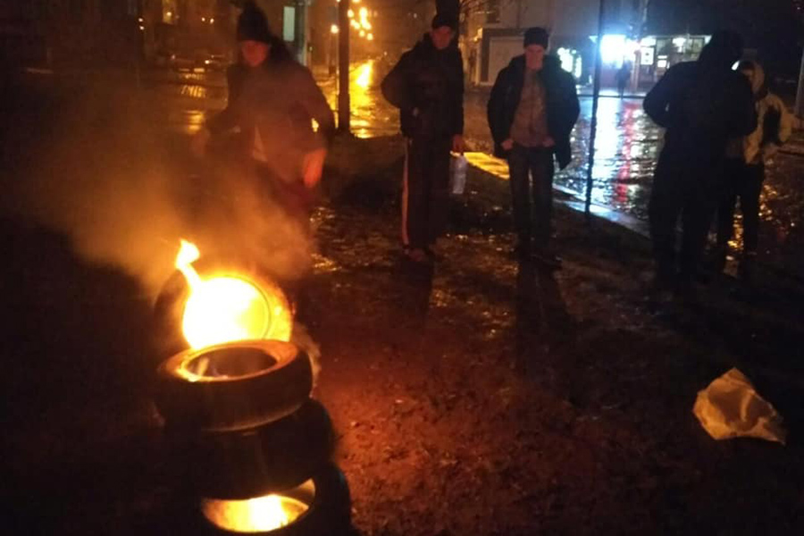 Похожая акция прошла и около здания Генерального консульства России во Львове. Здесь демонстранты из националистических организаций подожгли шины
&nbsp;
