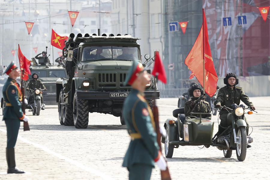 Колонна исторической военной техники на параде в Екатеринбурге.