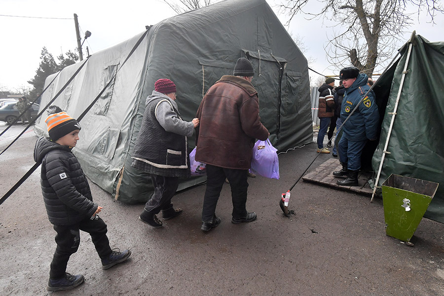 На фото: беженцы из Мариуполя в селе Безыменное в ДНР, 8 марта