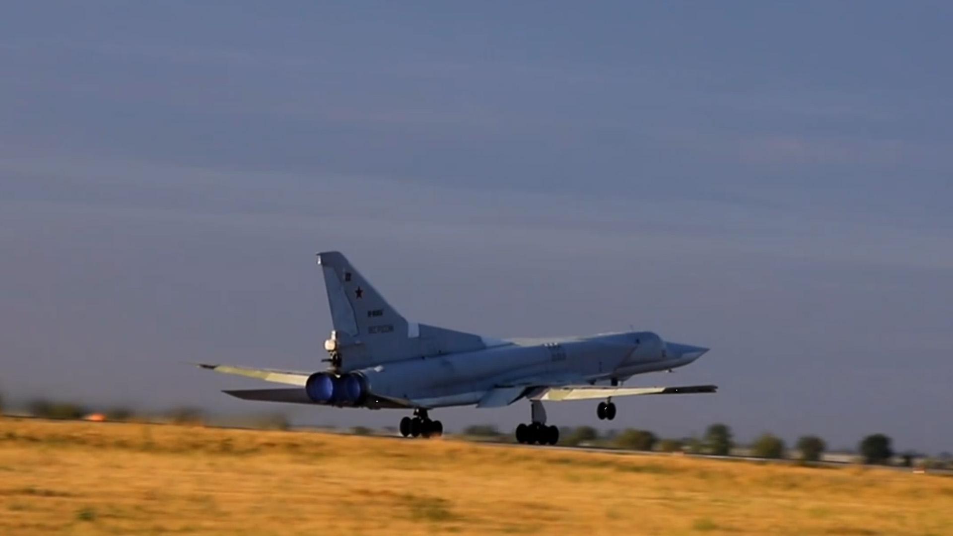 Восемь бомбардировщиков Ту-22М3 пролетели над Охотским и Японским морями