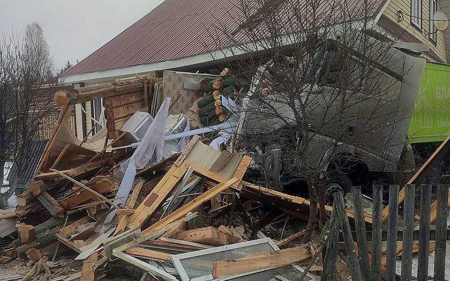 В Нижегородской области фура врезалась в жилой дом с людьми