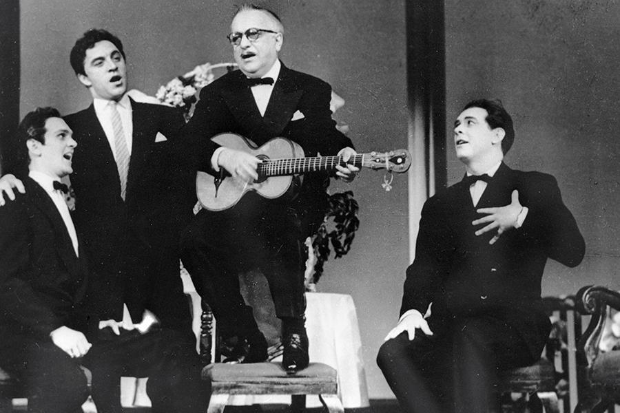 Актеры театра имени Евгения Вахтангова: Юрий Яковлев, Михаил Ульянов, Рубен Симонов и Анатолий Кацинский в сцене из спектакля «Филумена Мартурано», 1956 год