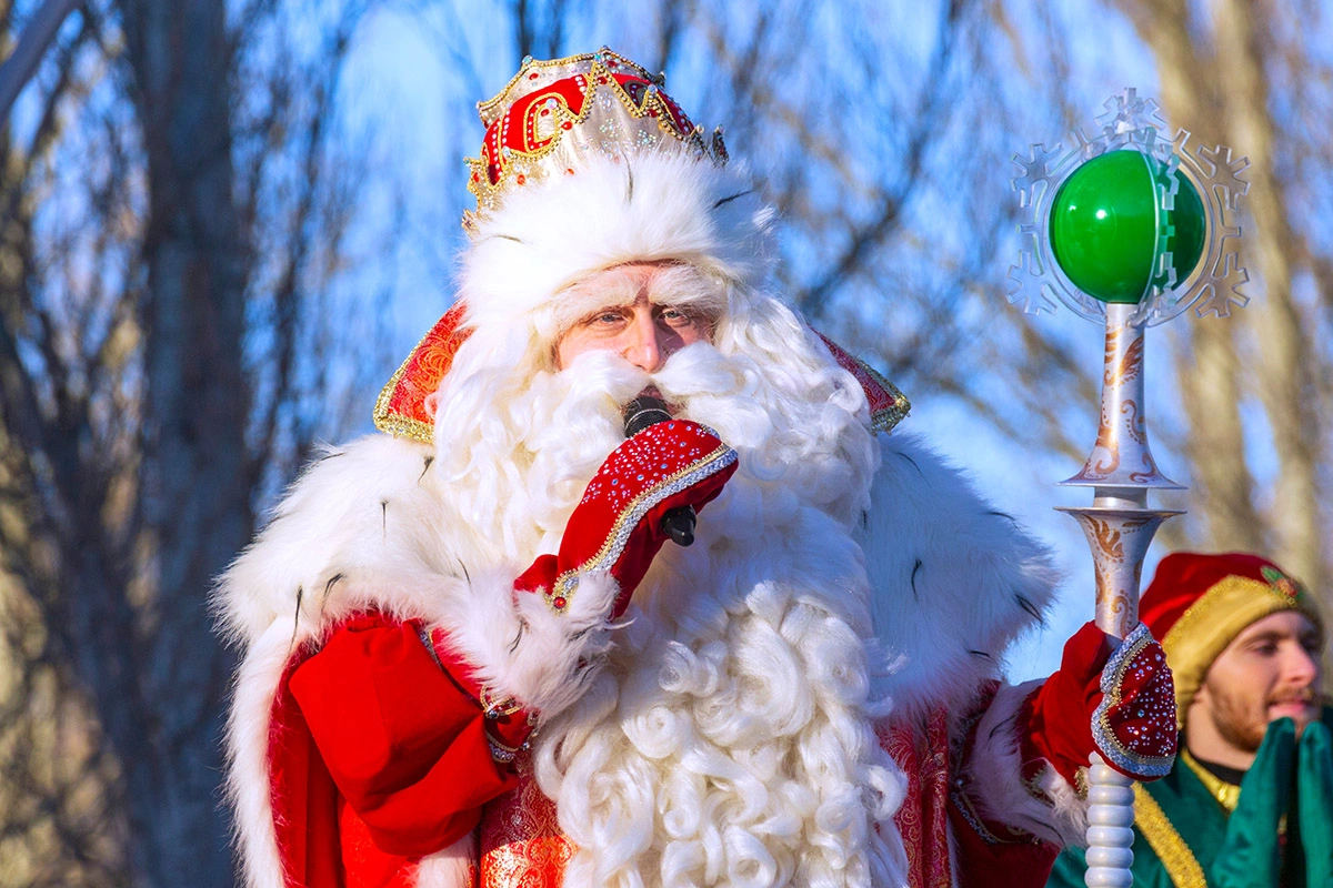 Точный возраст Деда Мороза назвать сложно, но можно точно сказать, что ему очень много лет